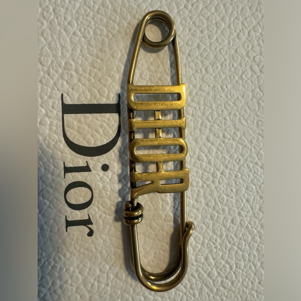 100% Authentic✨Christian Dior Gold Brooch - Picture 3 of 7